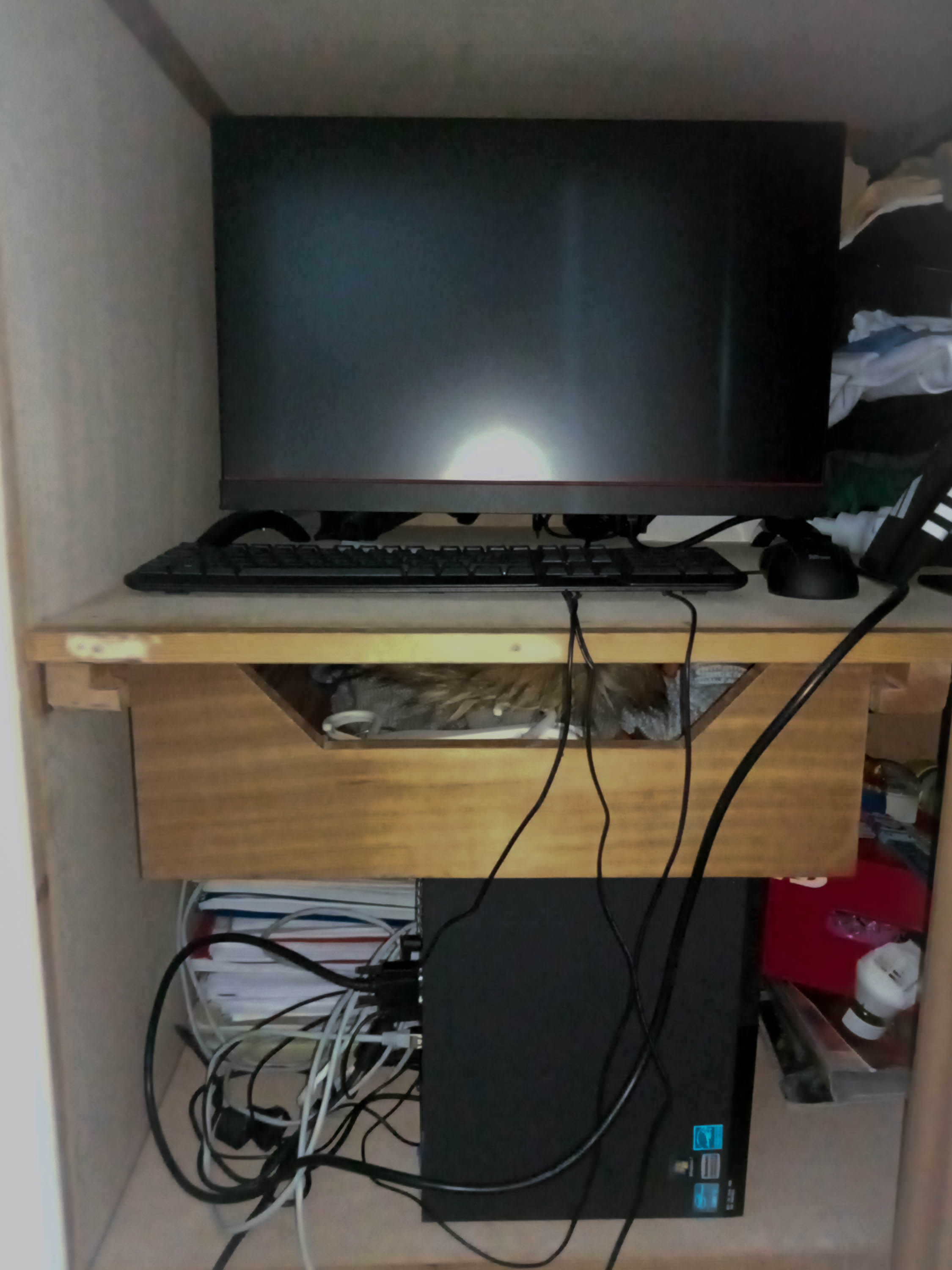 Una foto del setup final dentro del armario